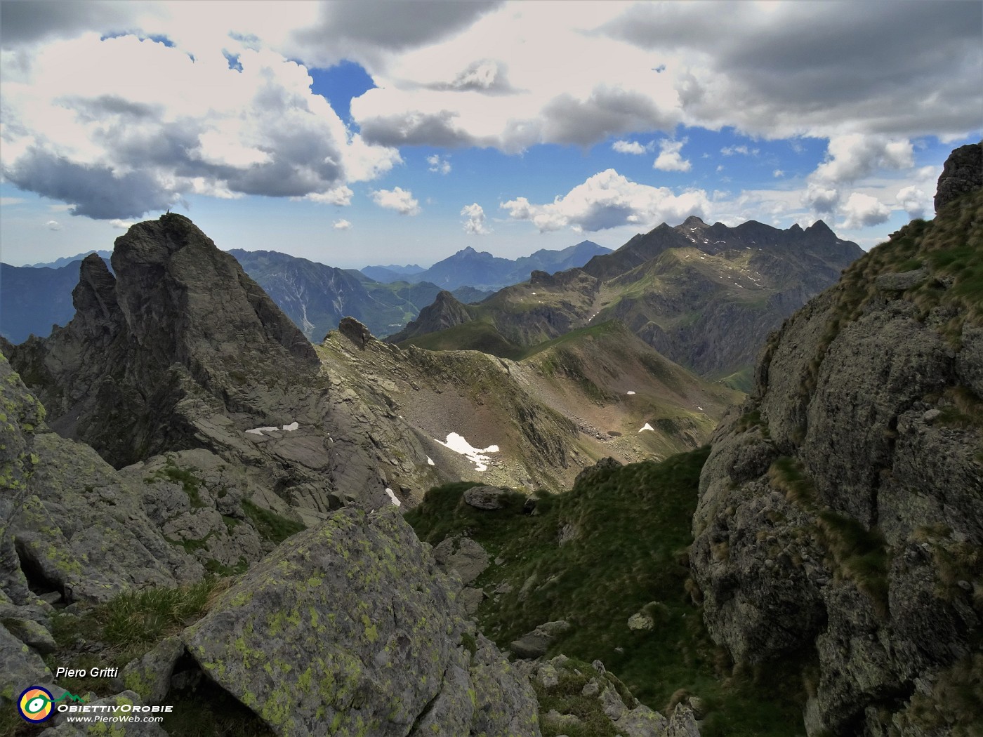 45 Da cima Ponteranica centrale a sx Valletto, a dx costiera Tre Signori-Pizzo Trona.JPG